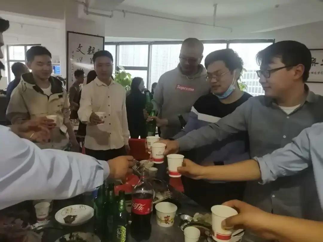 致敬劳动者|百消丹集团员工冷餐会顺利举行。